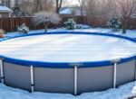 protégez votre piscine hors sol durant l'hiver grâce à une bâche spécialement conçue pour empêcher les débris et les intempéries, assurant ainsi sa longévité et sa propreté pour la saison suivante.