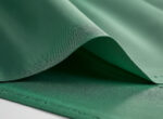 protégez votre abri avec une bâche verte résistante de 250 g/m², découpée sur mesure selon vos besoins. durable et polyvalente.